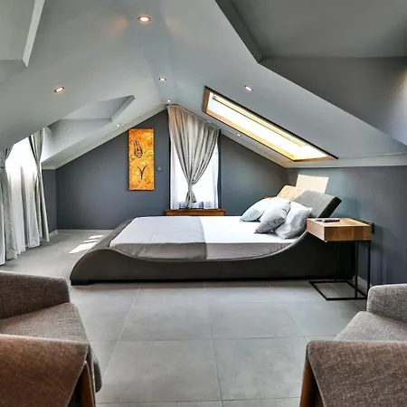 Villa Luxury Close To Shops And Restaurants -large Garden Pool Table And Table Tennis
