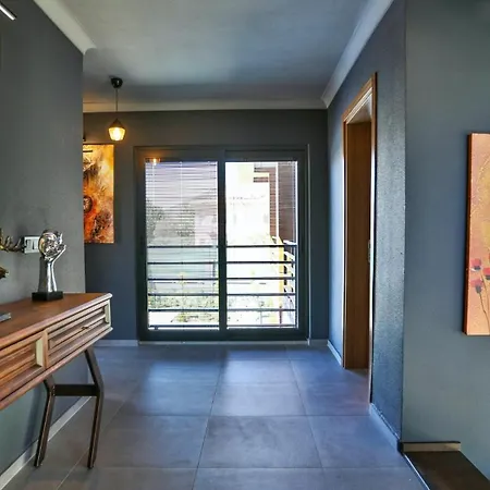 Villa Luxury Close To Shops And Restaurants -large Garden Pool Table And Table Tennis *