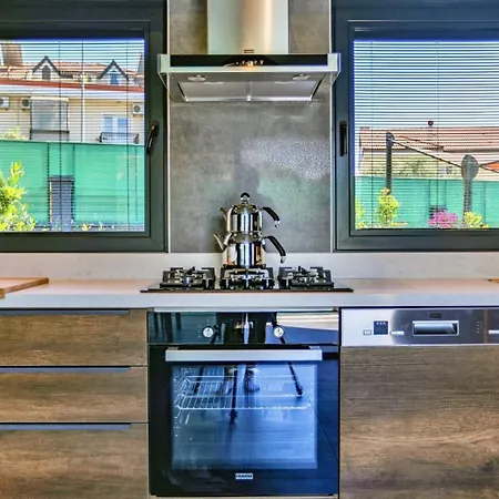 Villa Luxury Close To Shops And Restaurants -large Garden Pool Table And Table Tennis *