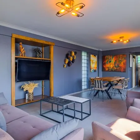 Luxury Close To Shops And Restaurants -large Garden Pool Table And Table Tennis Villa *