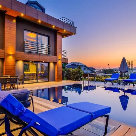 Luxury Close To Shops And Restaurants -large Garden Pool Table And Table Tennis Villa *