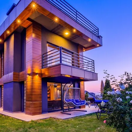 Luxury Close To Shops And Restaurants -large Garden Pool Table And Table Tennis Villa *