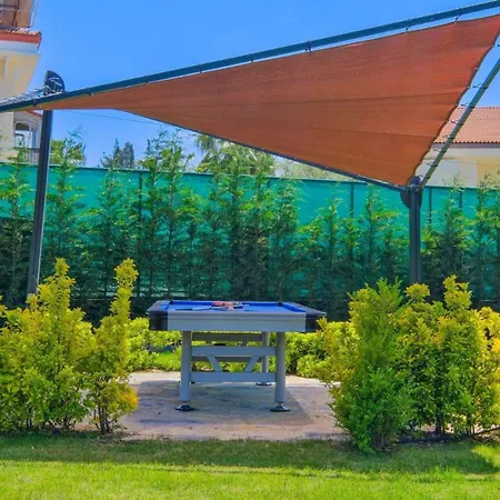Luxury Close To Shops And Restaurants -large Garden Pool Table And Table Tennis Villa