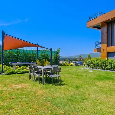 Villa Luxury Close To Shops And Restaurants -large Garden Pool Table And Table Tennis