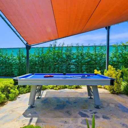 Luxury Close To Shops And Restaurants -large Garden Pool Table And Table Tennis Villa *