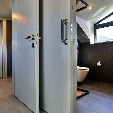 Villa Luxury Close To Shops And Restaurants -large Garden Pool Table And Table Tennis *