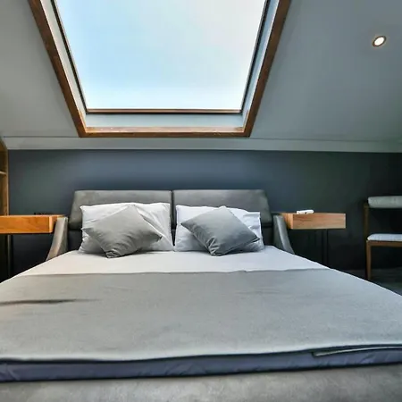 Villa Luxury Close To Shops And Restaurants -large Garden Pool Table And Table Tennis *