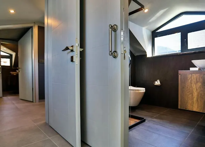 Villa Luxury Close To Shops And Restaurants -large Garden Pool Table And Table Tennis *