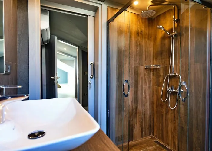 Luxury Close To Shops And Restaurants -large Garden Pool Table And Table Tennis Villa