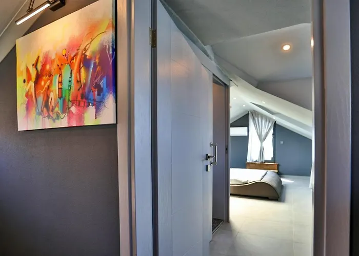Villa Luxury Close To Shops And Restaurants -large Garden Pool Table And Table Tennis