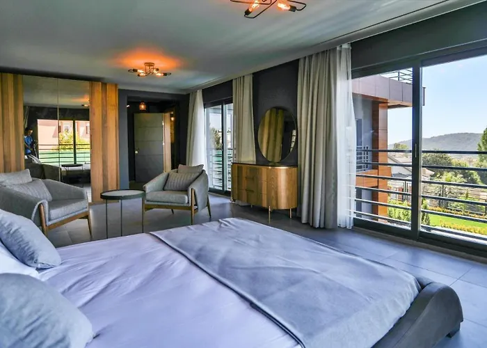 Villa Luxury Close To Shops And Restaurants -large Garden Pool Table And Table Tennis