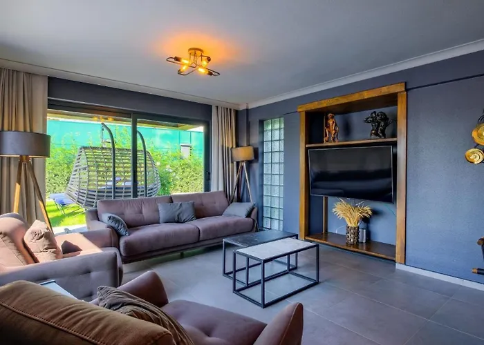 Luxury Close To Shops And Restaurants -large Garden Pool Table And Table Tennis Villa