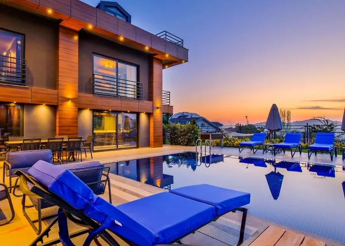 Luxury Close To Shops And Restaurants -large Garden Pool Table And Table Tennis Villa *