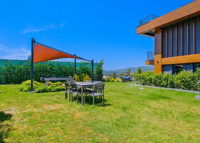 Villa Luxury Close To Shops And Restaurants -large Garden Pool Table And Table Tennis