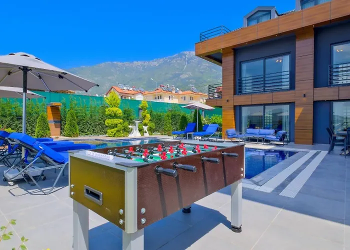 Villa Luxury Close To Shops And Restaurants -large Garden Pool Table And Table Tennis *