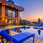 Luxury Close To Shops And Restaurants -large Garden Pool Table And Table Tennis 빌라 *