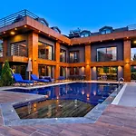 Luxury Close To Shops And Restaurants -large Garden Pool Table And Table Tennis 페티예