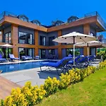 Luxury Close To Shops And Restaurants -large Garden Pool Table And Table Tennis 빌라 *