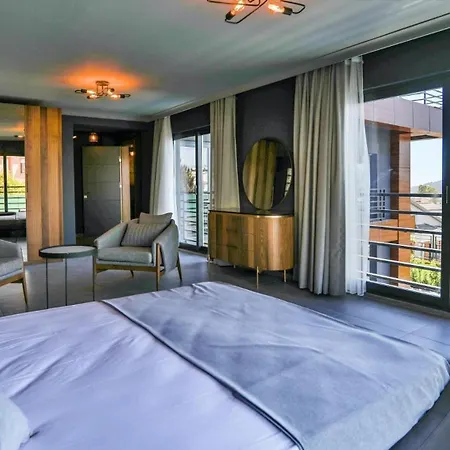 Villa Luxury Close To Shops And Restaurants -large Garden Pool Table And Table Tennis